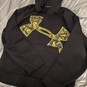 Mens under Armour hoodie size large great condition loose fit